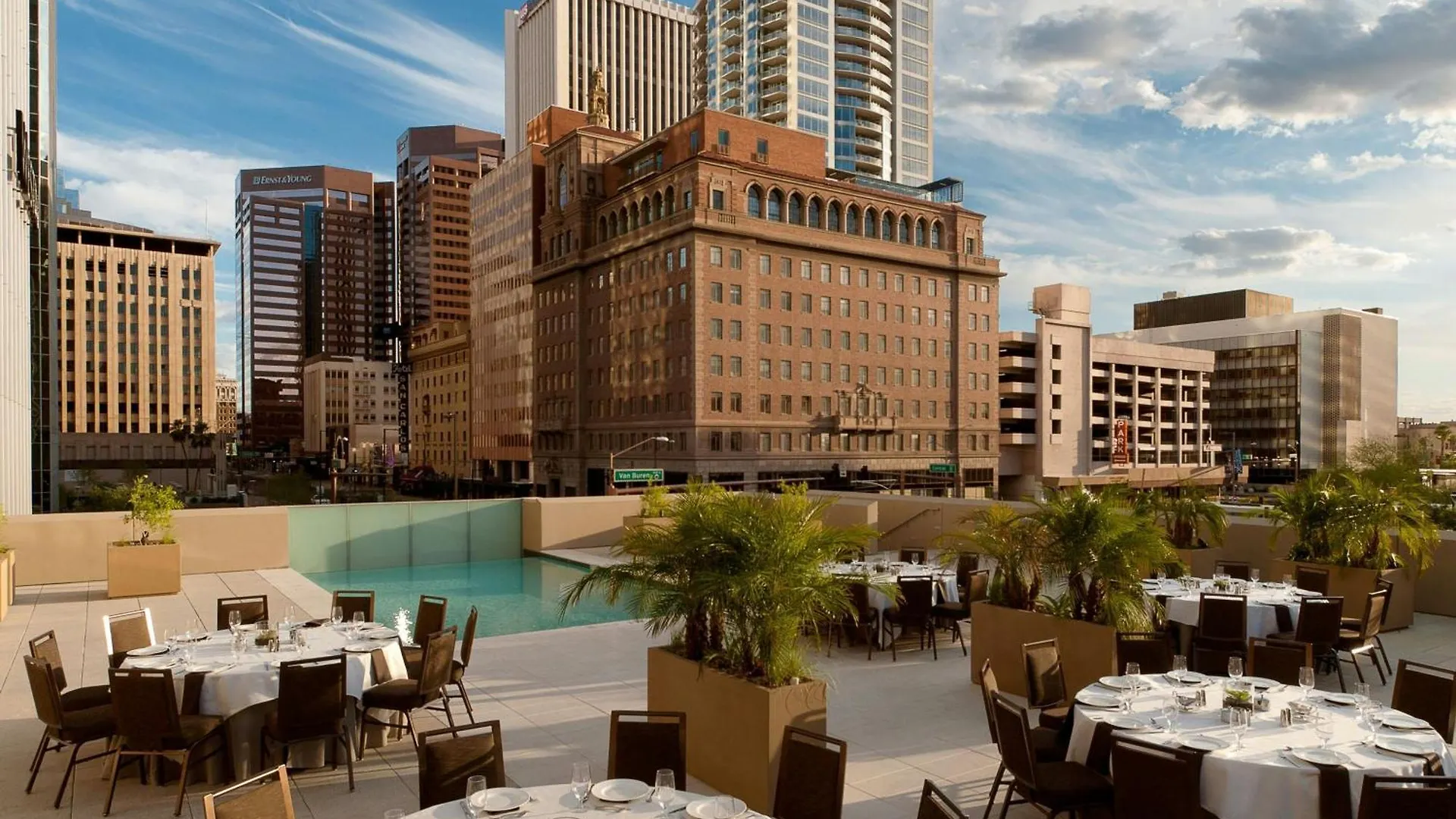 The Westin Phoenix Downtown 4*,